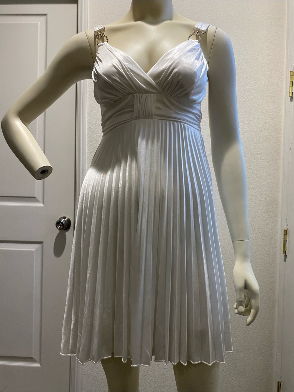 Finesse White Pleated V-Neck Midi Dress